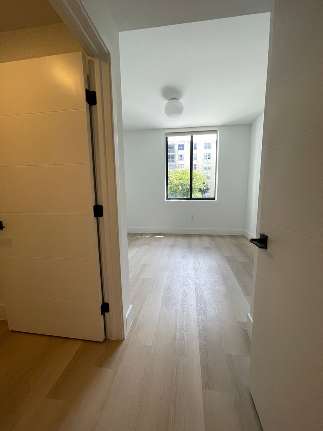 Building Photo - 2377 NE 183rd Ter