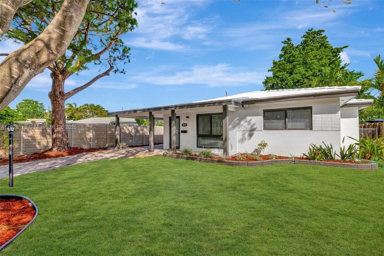 Foto principal - 4840 NE 5th Ave