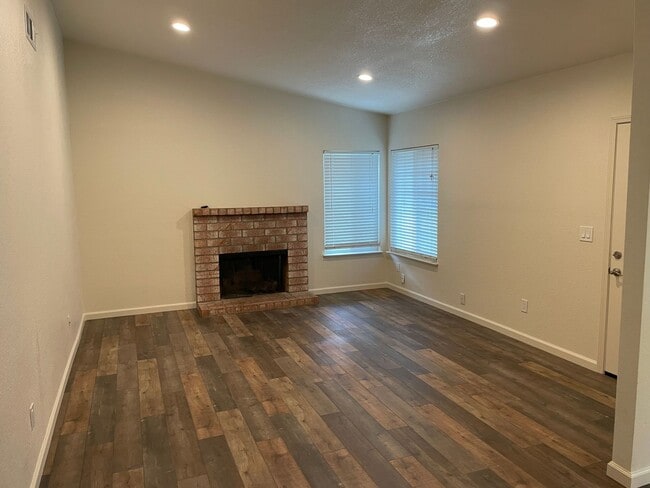 Building Photo - REMODELED DUPLEX CLOSE TO DOWNTOWN IN S. N...
