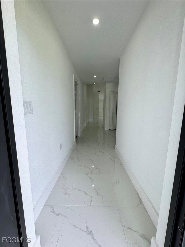 Foto del edificio - 668 Chemstrand St E