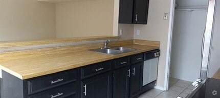 Building Photo - 4605 Jenkins Cir