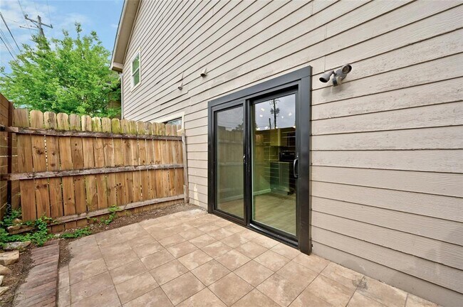 Foto del edificio - 5616 Emerald Forest Dr