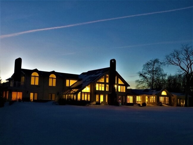 Building Photo - 3 Pebble Ln