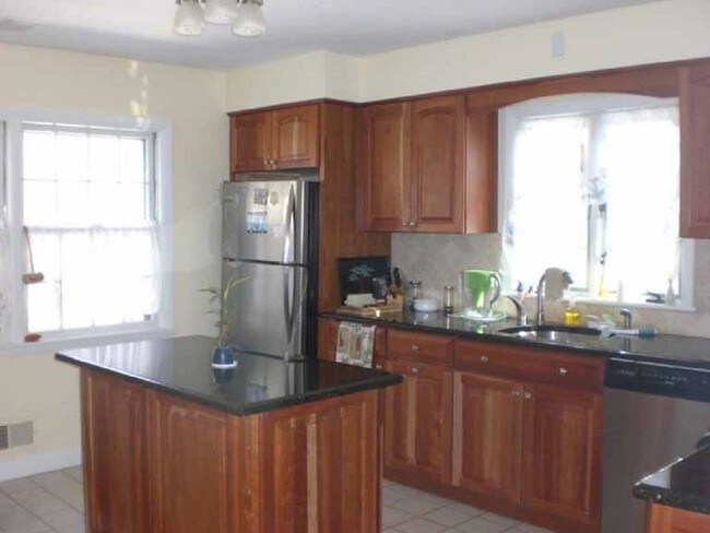 Building Photo - Spacious Colonial