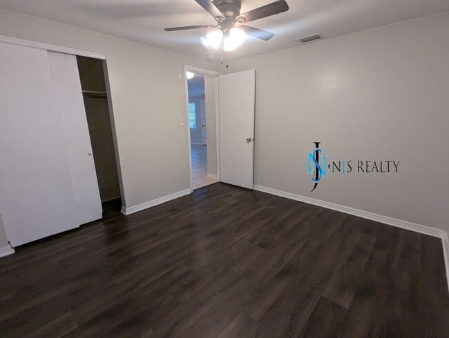 Building Photo - 2/1.5/1 1050 Sq. Ft. home with a FIREPLACE...