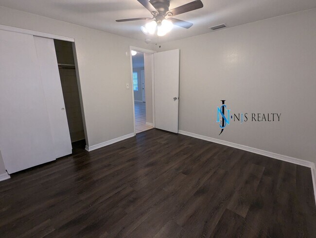 Foto del edificio - 2/1.5/1 1050 Sq. Ft. home with a FIREPLACE...