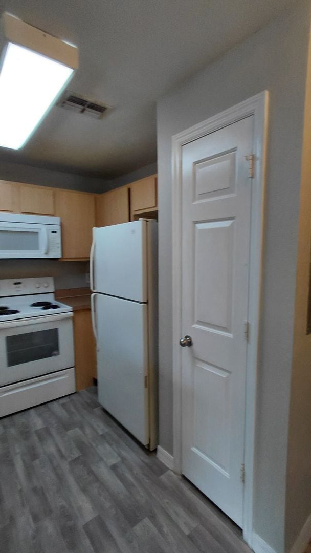 Building Photo - Spacious 3 bedroom, 2 bath Condo located i...