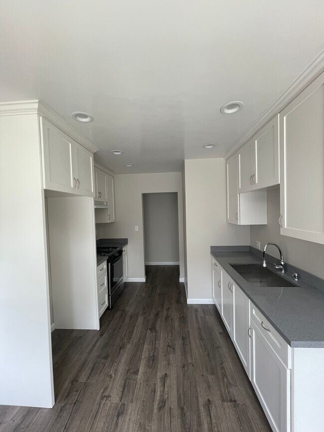 Building Photo - Valley Brink Apartments (DMM890)