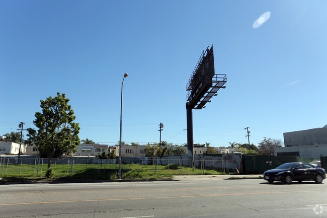 Building Photo - La Cienega Plaza