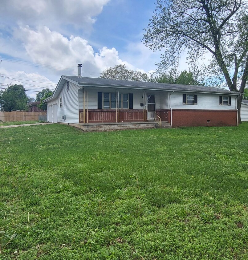 Primary Photo - 3 Bedroom 2 Bath 2 Car Garage! South! $1295