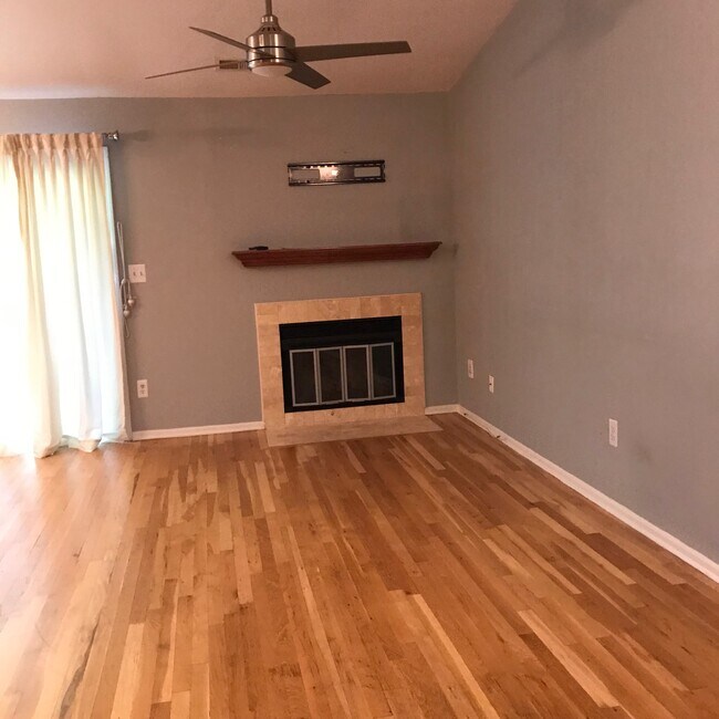 Living room - 6063 Cedar Ct