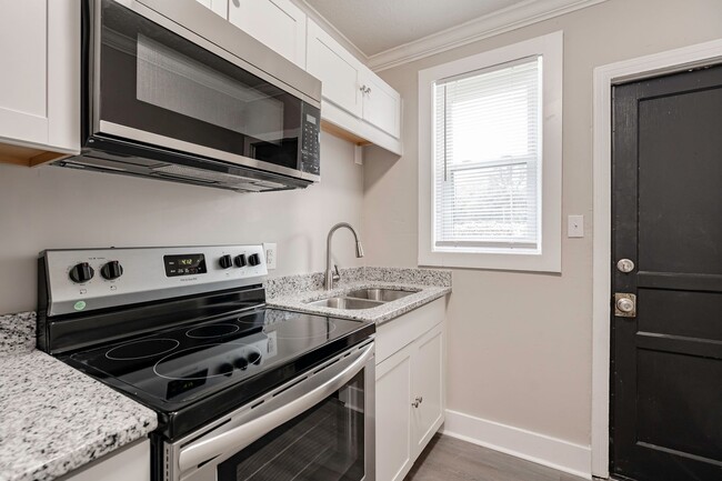 Building Photo - Charming Apartment Downtown Columbia - Hou...