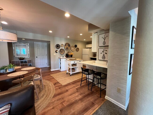 Building Photo - Carriage House