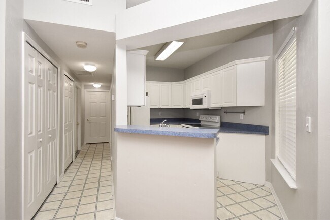 Building Photo - Charming 2BR/2BA End-Unit Condo in Monticello