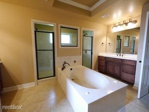 Building Photo - 4 br, 2.5 bath House - 1011 Doc Whitten Drive
