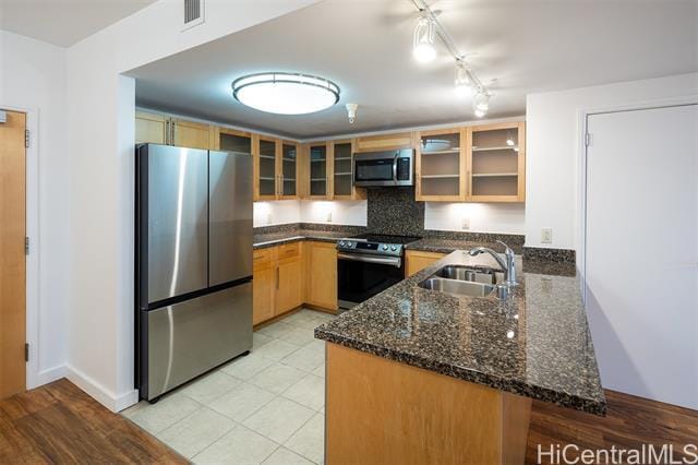 Building Photo - 600 Queen St