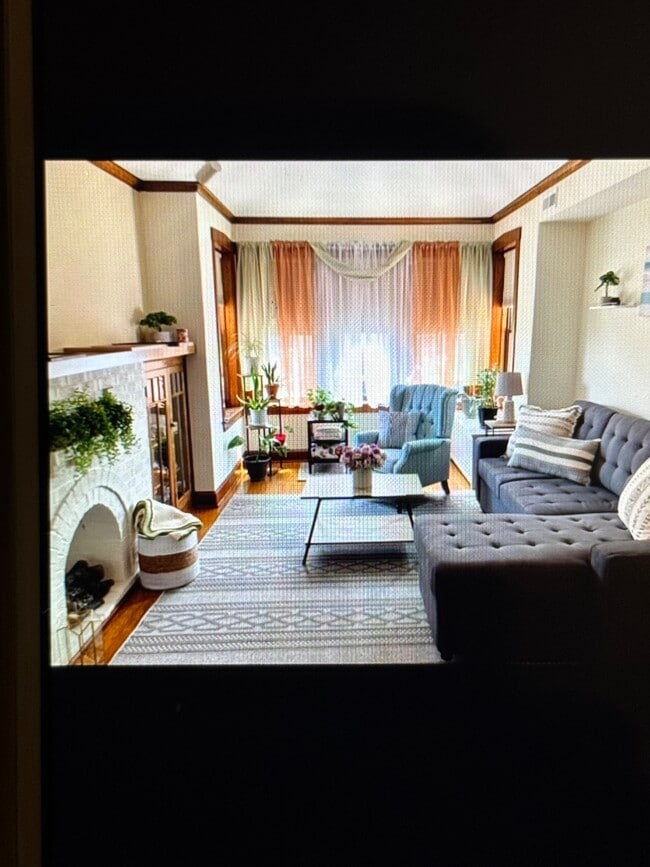 Living Room - 2318 W Diversey Ave