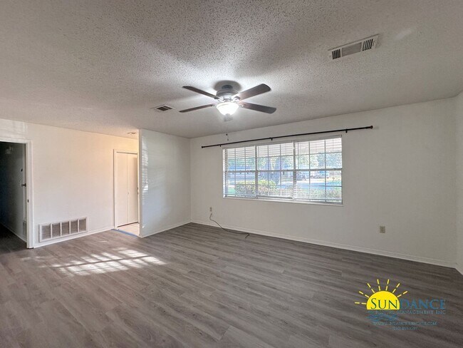 Building Photo - Great 3 Bedroom Home in Fort Walton Beach!