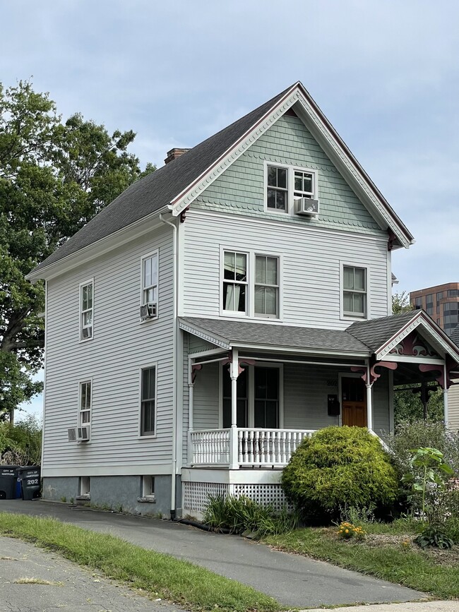 Con un comedor y una sala de estar abierta, esta casa de tres dormitorios y dos baños y medio es amplia. - 202 Laurel St