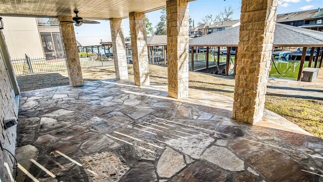 Building Photo - 746 Lake View Dr