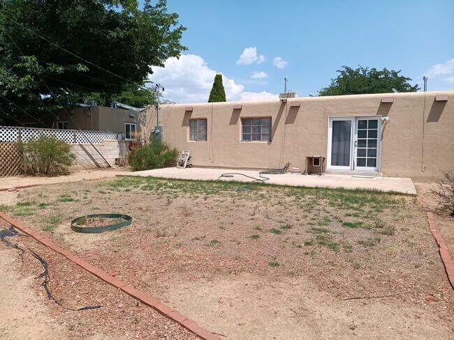 Foto del edificio - 3 Bedroom, 2-Bathroom in the NE Heights, Close to Everything.