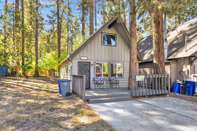 Building Photo - Remodeled 2 Bed / 1 Bath Near Bear Mountain & Golf Course