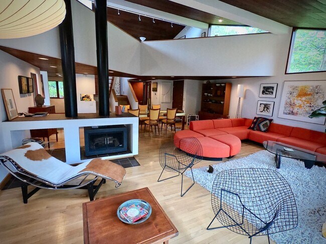 Foto del edificio - 8/1 Mid Century Modern Private House Bordering Frick Park. 1 of a kind.