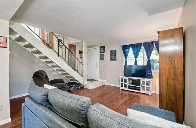 Sala de estar y escaleras - 2516 Wanek Rd