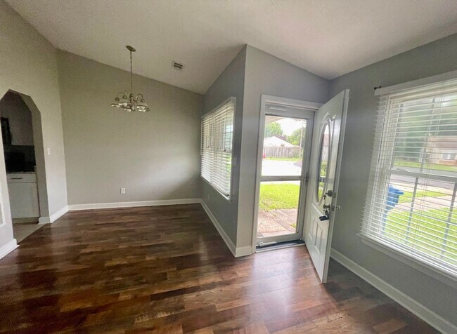 Building Photo - Cute 2 Bedroom 1 Bath Single Family Home l...