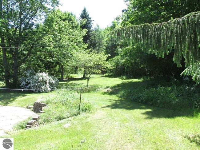 Foto del edificio - 3064 Bowers Harbor Rd