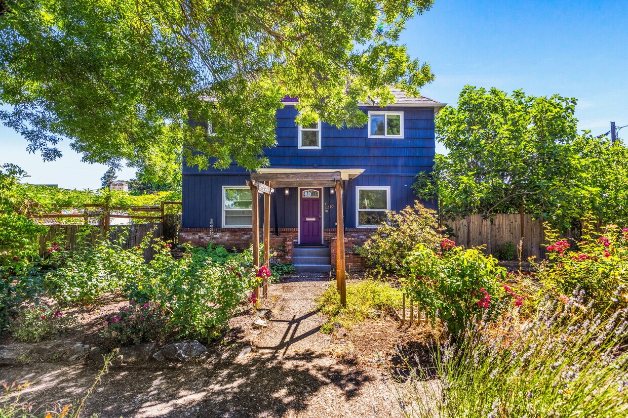 Foto principal - 2210 Hazel Ave NE
