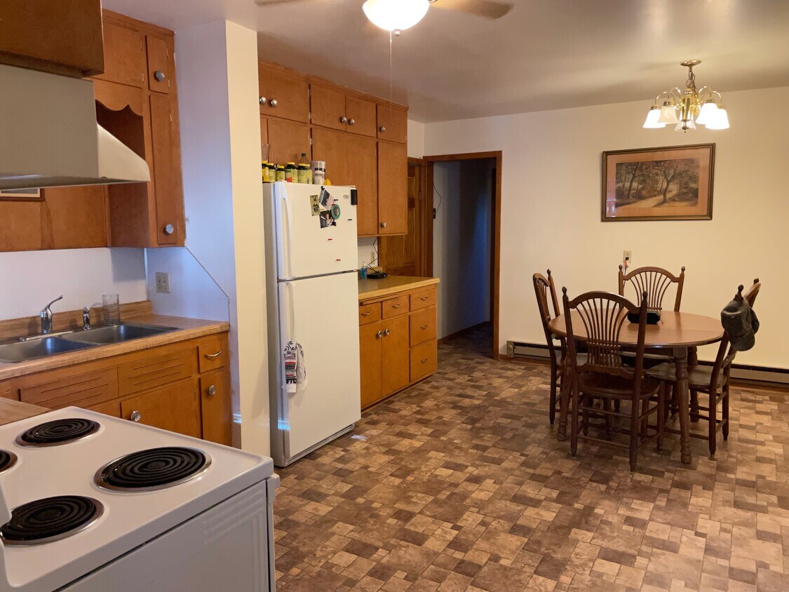Well maintained unit, LARGE rooms! - 4373 Braddock Ave NE
