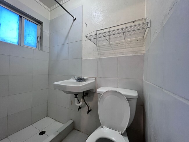 Building Photo - Central Studio Apartment