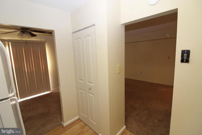 Foto del edificio - 8600 Village Square Dr