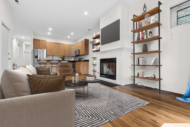 Foto del edificio - 1659 N Oakley Ave