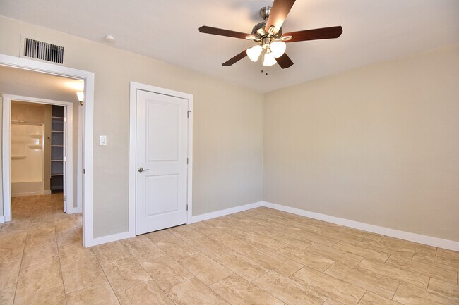bedroom 2 - 2537 E Clarendon Ave