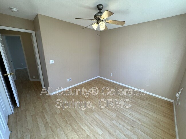 Foto del edificio - 1305 Lords Hill Dr