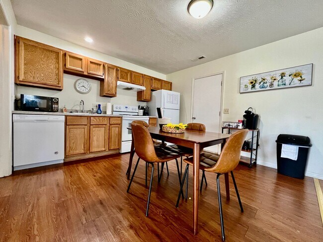 Foto del edificio - 3 Bedroom 1 Bathroom Attached House