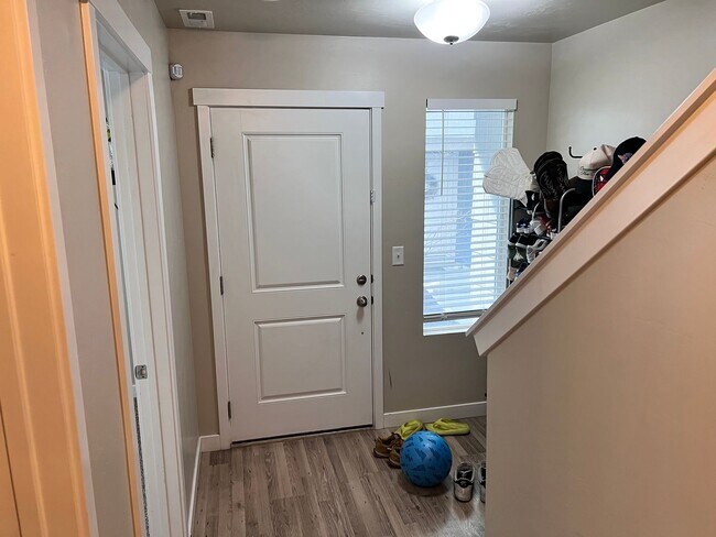 Building Photo - Beautiful Townhome in Bluffdale