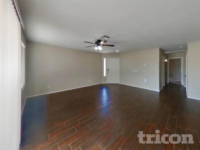 Foto del edificio - 305 W Angus Rd