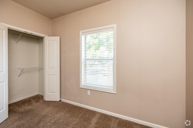 2BR + Den, 2BA - 870 SF - 444 Welch