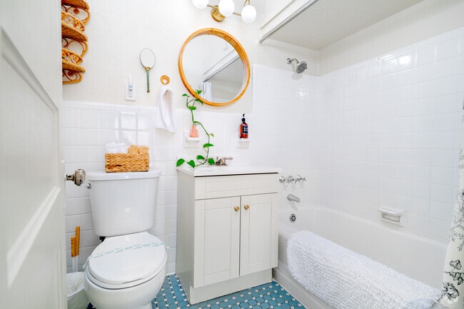 1BR, 1BA - 375SF - Bathroom - Main Plaza Apartments