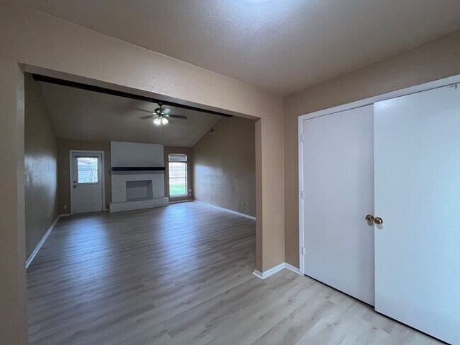 Building Photo - THREE BEDROOM 2 BATH HOUSE ON THE SOUTH SIDE