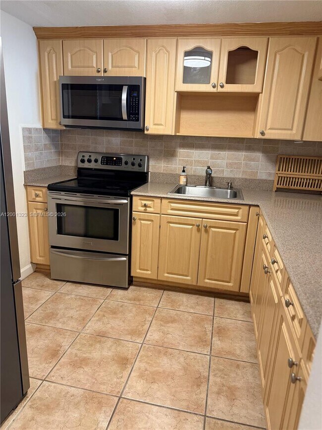 Foto del edificio - 100 Edgewater Dr