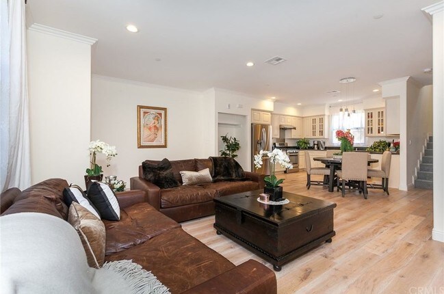 Building Photo - 730 S Marengo Ave