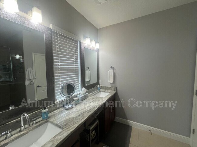 Foto del edificio - 1000 Parma Cir