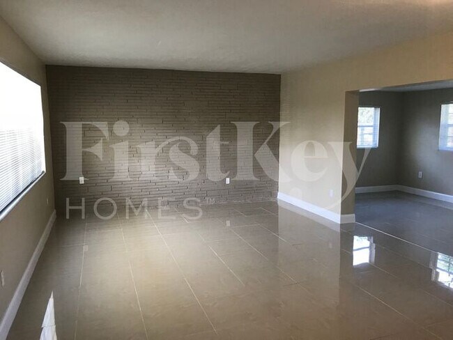 Foto del edificio - 221 N 65th Way