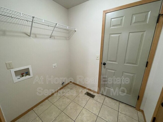 Building Photo - 1026 N Oxford Dr