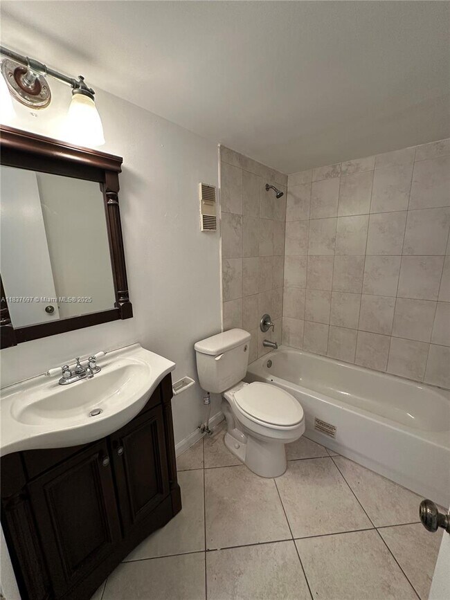 Foto del edificio - 8740 N Sherman Cir