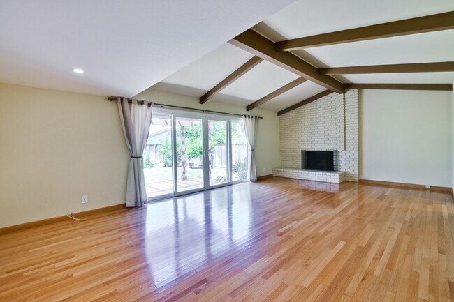 Foto del edificio - Charming Updated 4 Bedroom Home in Santa Clara with Expansive Backyard and Fruit Trees.